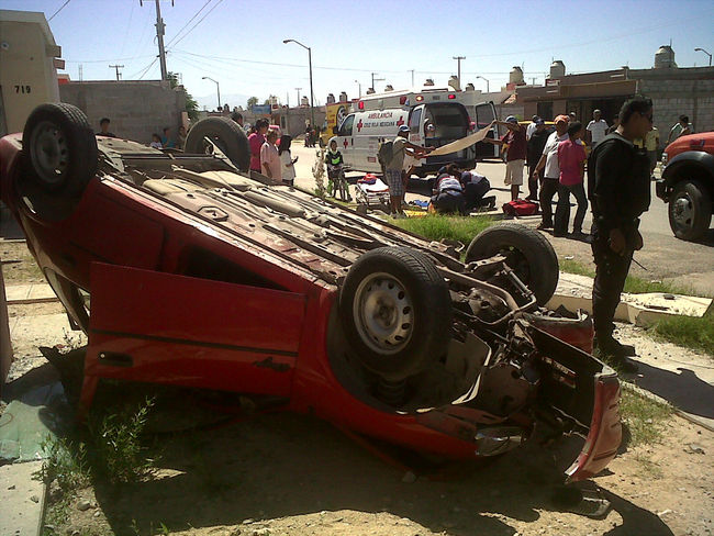 Volcado. El carro que conducía el joven Jorge Luis quedó volcado luego de que atropelló a dos personas.