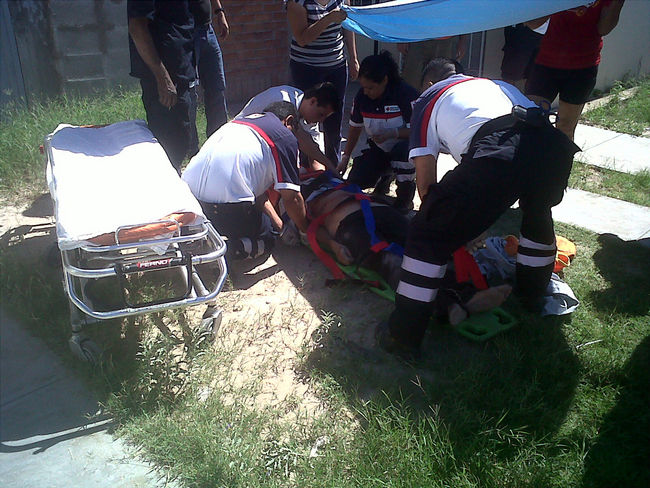 Ayuda. Los paramédicos de la Cruz Roja acudieron a brindarle los primeros auxilios a los transeúntes que sufrieron serias lesiones.