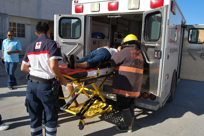 Traslado. La lesionada fue llevada a una clínica del Seguro Social por paramédicos de la Cruz Roja.
