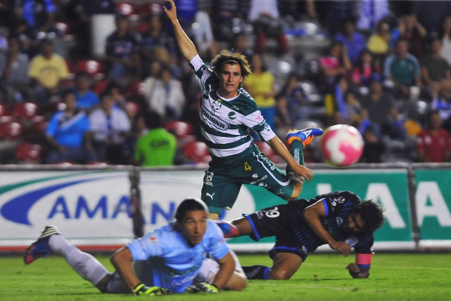 Iván Estrada estuvo cerca de marcar el segundo gol de Santos en el segundo tiempo.