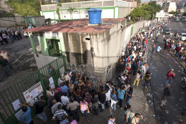 Los centros comenzaron a abrir a las 6 de la mañana (10:30 GMT) en todo el país, pero desde antes de las 5:30 se podían observar filas de más de 100 electores en distintos centros del este y centro de Caracas. (EFE)
 