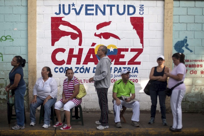 Tanto el presidente Chávez, quien busca su tercera reelección, como Capriles, un abogado de 40 años, han convocado a votar pacíficamente. (EFE)
