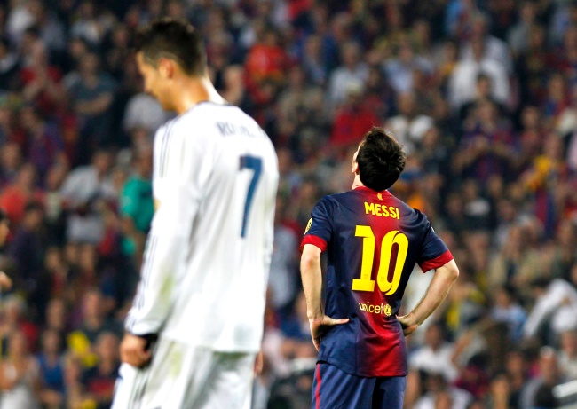 Los hombres más importantes de cada equipo, el argentino Lionel Messi y el portugués Cristiano Ronaldo, fueron protagonistas en este partido de la fecha siete al conseguir las anotaciones, con lo cual confirmaron su candidatura al Balón de Oro. (AP)