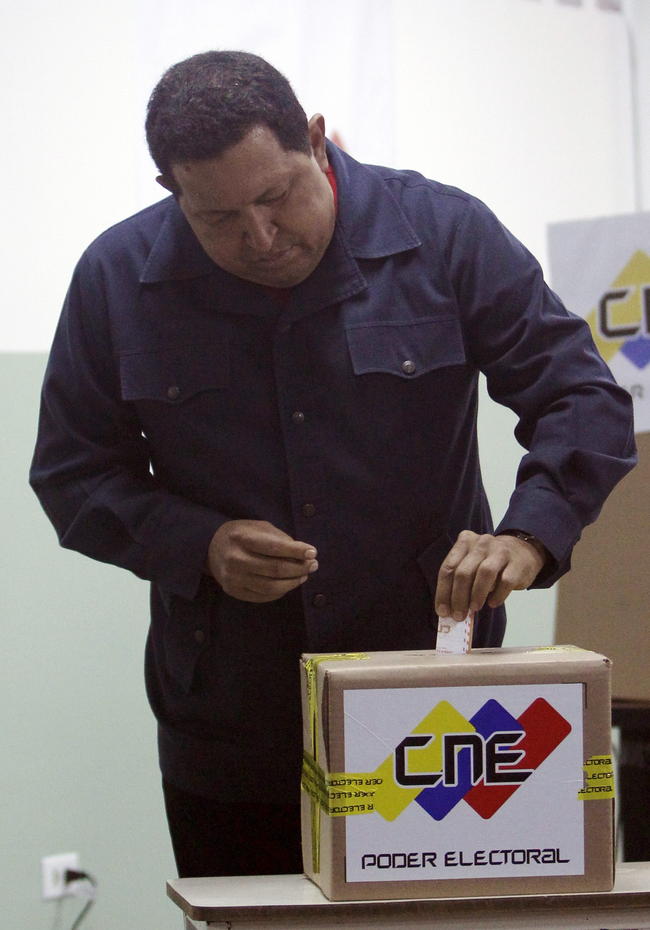 Hugo Chávez, votó hoy en el colegio Manuel Palacio Fajardo, en la zona popular del 23 de Enero, en el oeste de Caracas. (EFE)