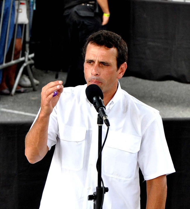 “De acuerdo con este sondeo, el opositor (Capriles) tendría, hasta el momento, un 51.3 por ciento (de los votos) frente al 48.06 por ciento del actual mandatario (Hugo Chávez)”, señaló el medio colombiano. NOTIMEX