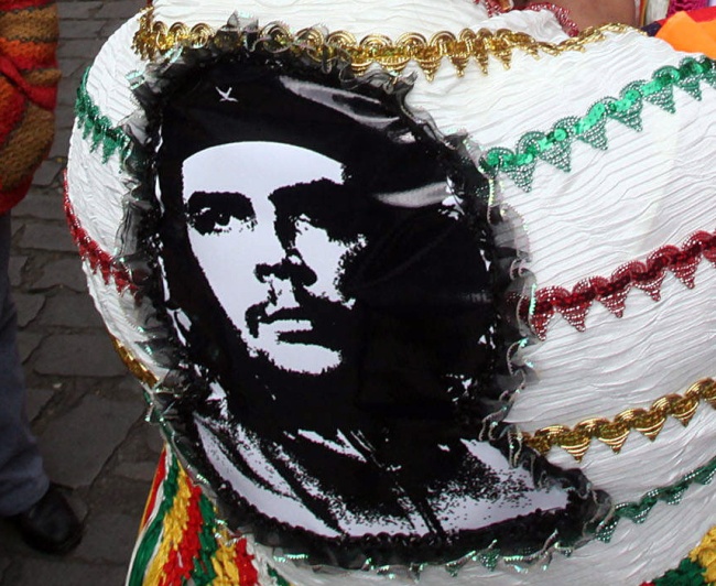 Valdés, uno de los líderes históricos de la Revolución cubana, encabezó este lunes el acto nacional en recordación del 45 aniversario de la muerte del Che en la jungla de Bolivia. (EFE)
