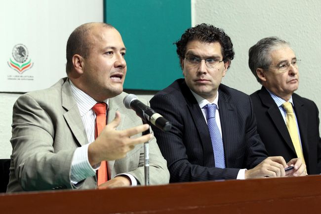 #Genera muchas dudas, parece ser este tipo de historias que ya nos ha tocado ver, es una suerte de telenovelas”. ARMANDO RÍOS PITER Senador del PRD