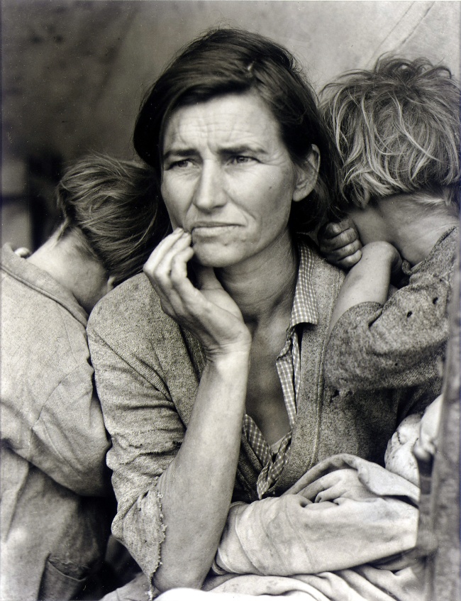 Reproducción de la fotografía 'Migrant Mother' realizada por Dorothea Lange (1895-1965) en 1936 durante la crisis económica que azotó a Estados Unidos. (EFE)