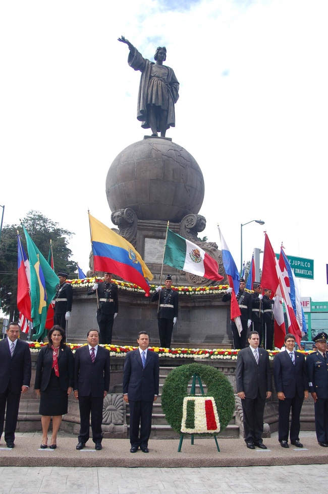 Durante los festejos del Día de la Raza se acostumbra depositar ofrendas florales a los monumentos erigidos a Cristóbal Colón. ARCHIVO