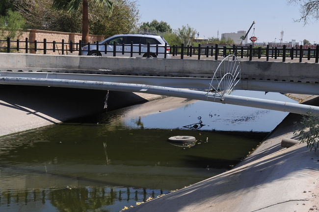 No atienden. Ni el Simas ni la Comisión Nacional del Agua han realizado la limpieza del canal Sacramento, lleno de aguas negras.