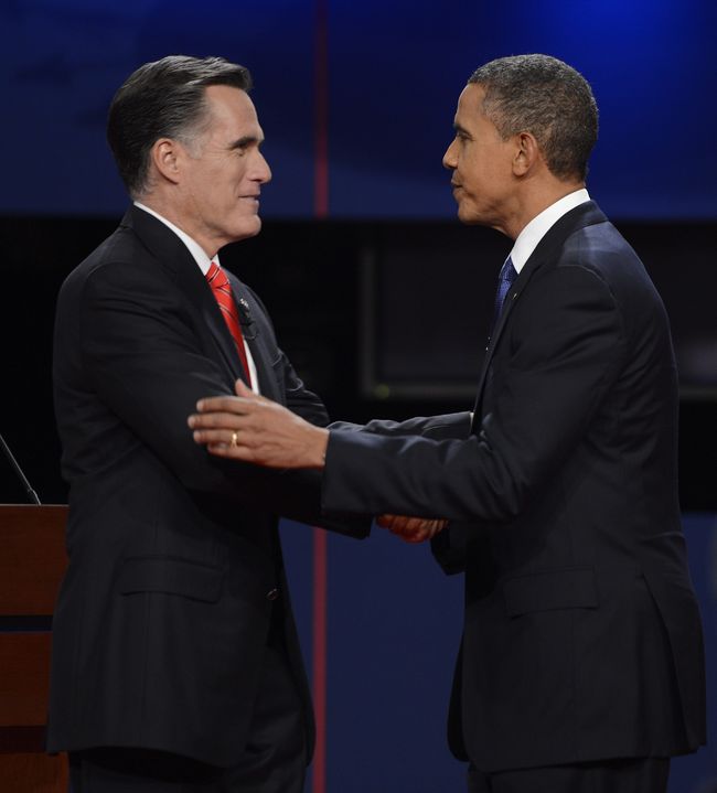 Abrazo. El candidato republicano a la presidencia de EU, Mitt Romney y el presidente y aspirante a la reelección, Barack Obama, al terminar el debate en la Universidad de Denver el 3 de octubre.