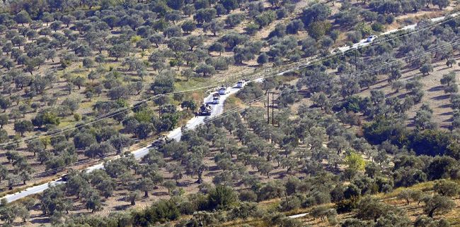 Acciones.  Varios tanques sirios son fotografiados desde el pueblo turco de Saribuk, provincia de Hatay, en la frontera turco-siria.