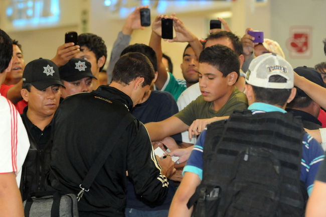 Javier 'El Chicharito' Hernández firma autógrafos a su llegada a Torreón, siendo de los jugadores más solicitados. (Fotografías de Enrique Terrazas)