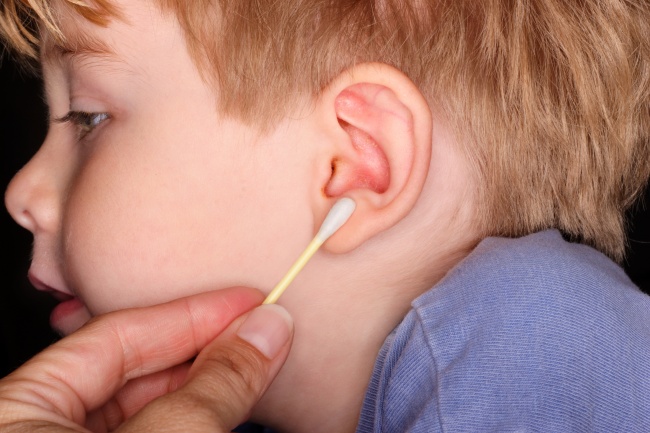 El uso de bastoncillos, la medida más habitual de limpieza de los oídos, solo se aconseja para limpiar el oído externo, nunca para retirar cera, puesto que empuja la cera al interior del canal auditivo y puede perforar el lóbulo. INGIMAGE