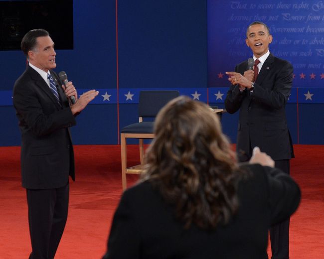 A tiempo.  Barack Obama (d), y el candidato republicano, Mitt Romney (i), hablan al mismo tiempo.