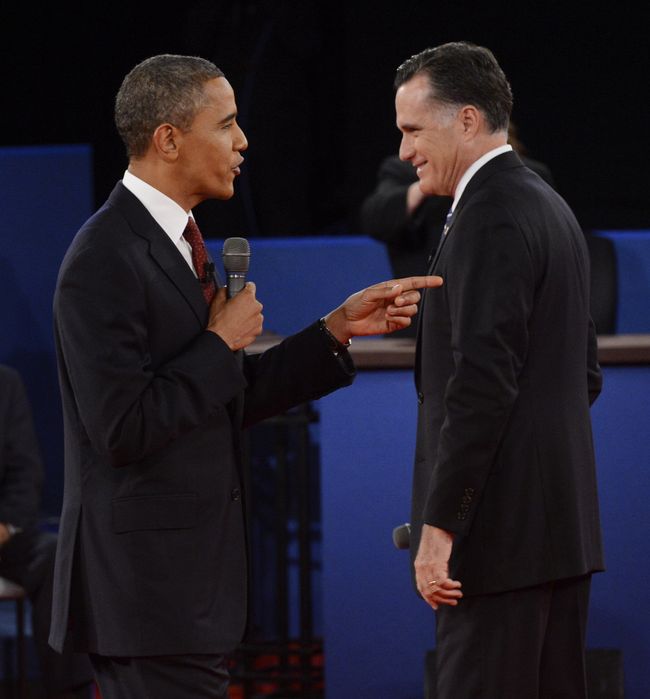 Estrategia. Barack Obama mostró una posición más agresiva, mientras que Romney trabajó más en las sonrisas.