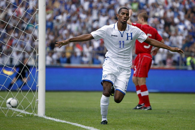Jerry Bengston de Honduras anotó ayer tres goles. (EFE)