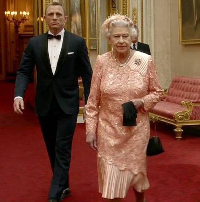 Misión. Daniel Craig en su personaje de ‘James Bond’ custodió a la reina Isabel II en la inauguración de los Juegos Olímpicos.