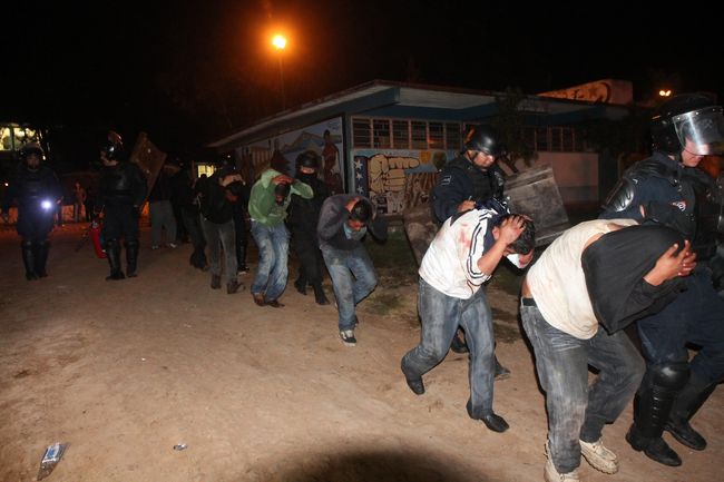 Tiripetío, Michoacán. Estudiantes son detenidos por policías el pasado  15 de octubre de 2012, en la escuela normal. 