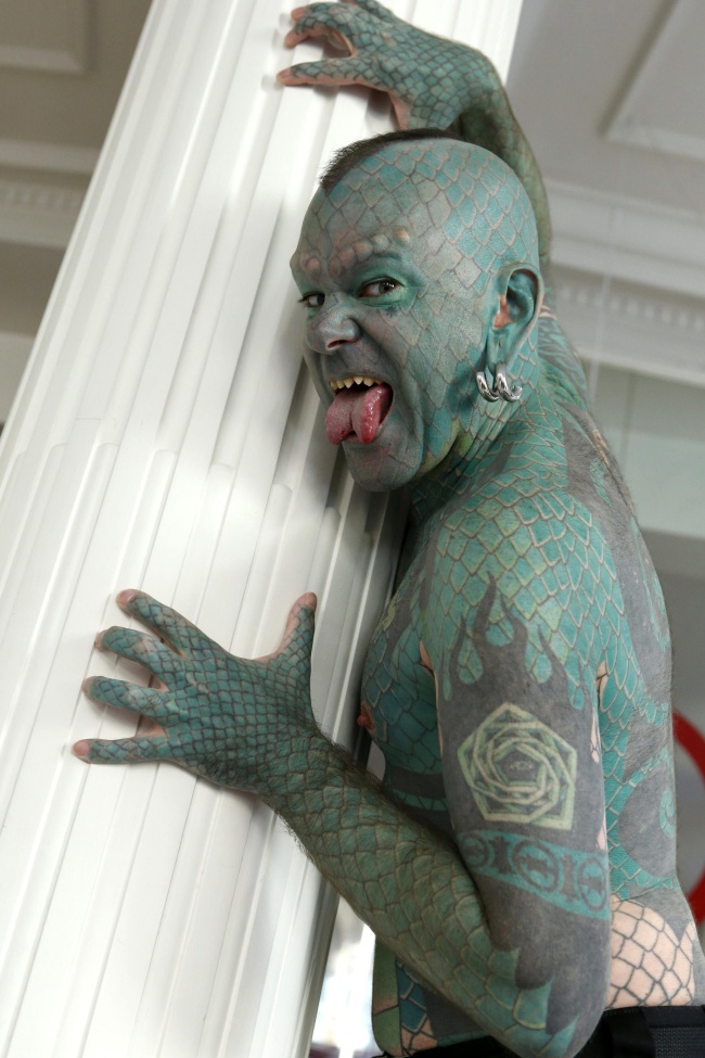 El hombre lagarto (The Lizard Man) lleva tatuado sobre su torso la palabra 'freak' (monstruo) pero nada más lejos de la realidad. (EFE)