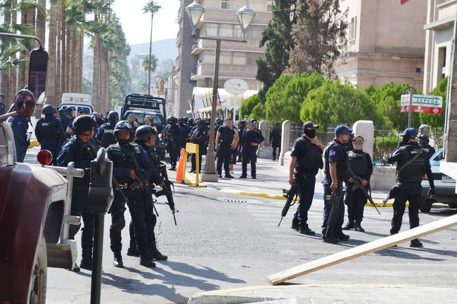 Despliegue. Agentes federales minutos después del tercer ataque contra elementos que se hospedan en el hotel Palacio Real del Centro.