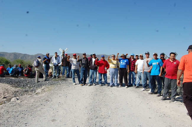 Continúan. Trabajadores permanecerán con la vigilancia en La Platosa para evitar más bloqueos. (El siglo de Torreón / Edith González)