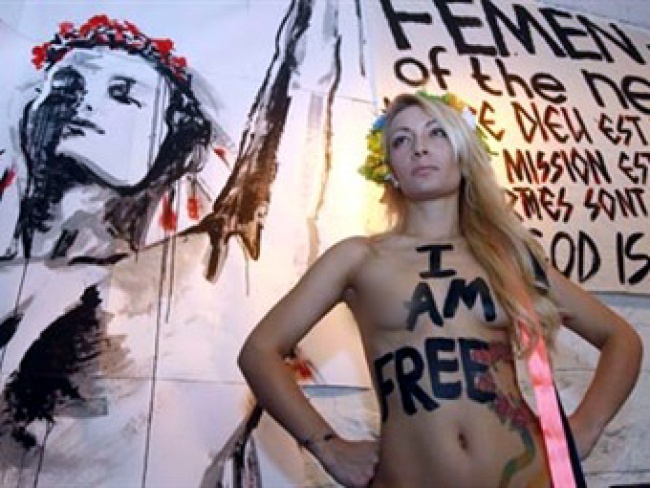 Ni corta ni perezosa, la mujer se quitó la camiseta cuando la presentadora del programa 'The Stream' dedicado a la difícil convivencia entre el feminismo y el Islam. 