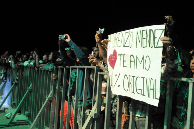 Seguidores. El público dio muestra de su cariño por la agrupación y más por el vocalista Lorenzo Méndez llevando pancartas.