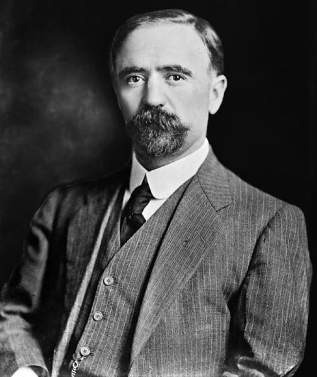 Francisco Ignacio Madero González nació el 30 de octubre de 1873 en la Hacienda el Rosario de Parras, Coahuila, en el seno de una familia de acaudalados, liderada por Indalecio Madero Hernández y Mercedes González Treviño. INTERNET