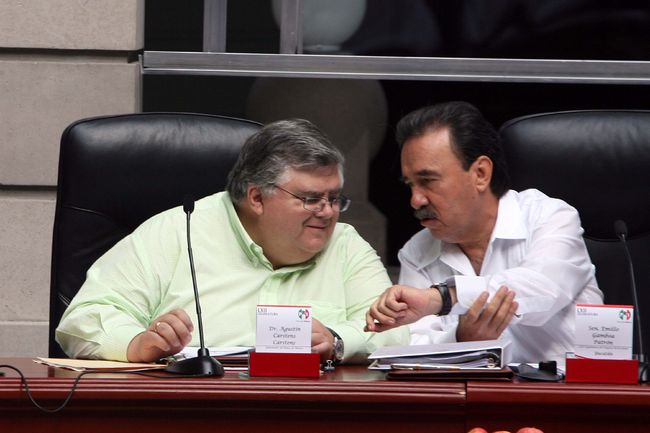 Diálogo. El gobernador del Banco de México, Agustín Carstens y el coordinador del PRI en el Senado, Emilio Gamboa Patrón. (EFE)