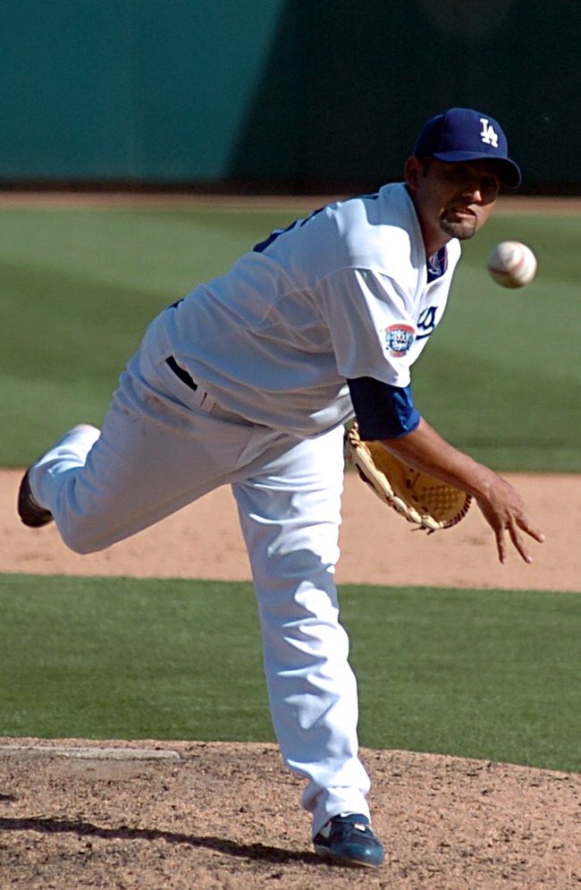 Los Orioles de Baltimore ejercieron el miércoles la cláusula del pitcher mexicano Luis Ayala para la temporada de 2013 de Grandes Ligas. Agarra Luis Ayala chamba con Orioles
