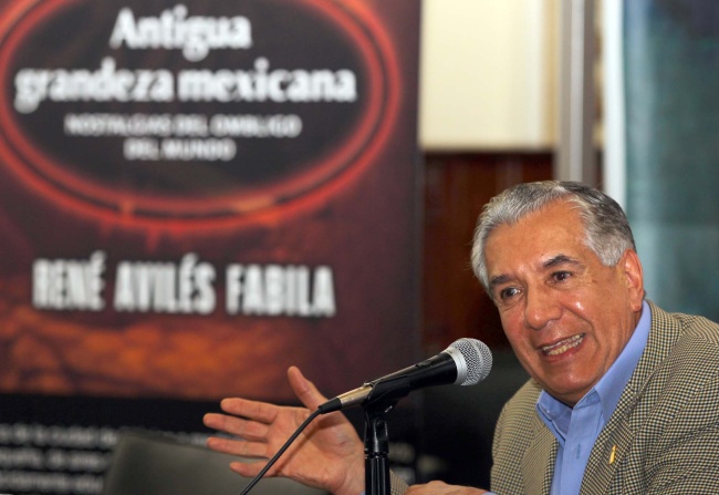 René Sadot Avilés Fabila es originario de la Ciudad de México, donde nació el 5 de noviembre de 1940; desde su infancia estuvo muy cerca de los libros y novelas debido a que su padre y su abuelo paterno fueron escritores, su familia lo introdujo en las artes y en la música. ARCHIVO