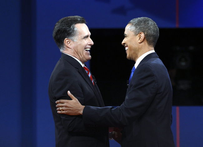 Cerrada pelea. Mitt Romney y Barack Obama se saludan durante uno de los debates que tuvieron.