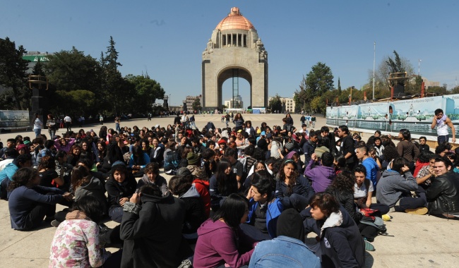 El temblor, con una magnitud de 7.3 grados en la escala de Richter, según el Servicio Sismológico de México, tuvo su epicentro a unos 60 kilómetros de la costa del Pacífico, frente a la línea que divide México y Guatemala. (EFE)