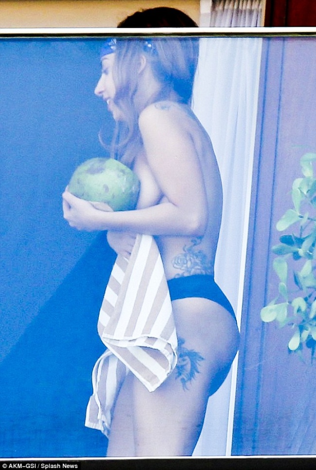 Captan a Lady Gaga en topless en Brasil