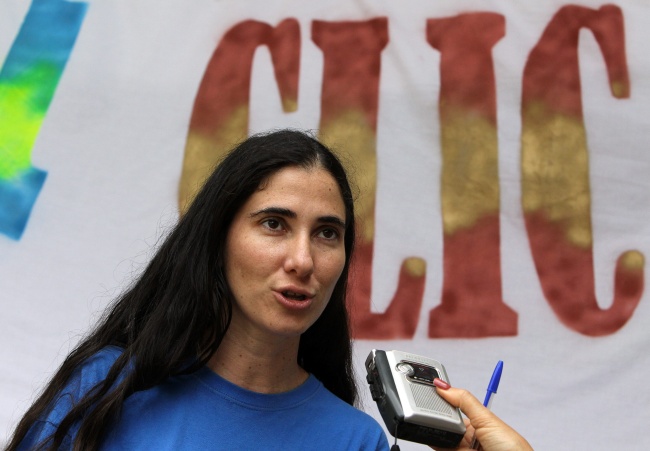 Antes de conocerse su detención, la famosa bloguera anunció en Twitter que se dirigía a la estación de policía de Acosta, en el popular barrio habanero Diez de Octubre, donde 'está arrestado arbitrariamente el activista Antonio Rodiles'. ARCHIVO