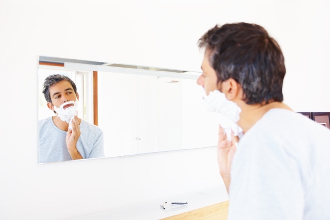 Aunque parezca extraño, afeitarse puede ser beneficioso porque puede eliminarse grasa, bacterias, suciedad y células muertas, tal y como lo haría un limpiador o un exfoliante. INGIMAGE