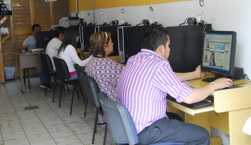 Llamado. Instruyen a los padres de familia sobre los riesgos de los menores en el uso de las nuevas tecnologías y redes sociales.