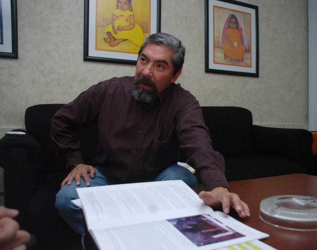 Activista. Carlos Rodríguez muestra documentos sobre Pasta de Conchos, en una entrevista con El Siglo de Torreón en 2011.