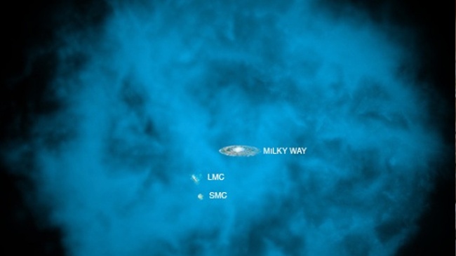 Con el Observatorio Chandra de rayos X de la NASA, los científicos encontraron evidencia constituida por una enorme nube de gas que se extiende cientos de miles de años luz con una masa comparable a la que suman todas las estrellas de la galaxia. INTERNET
