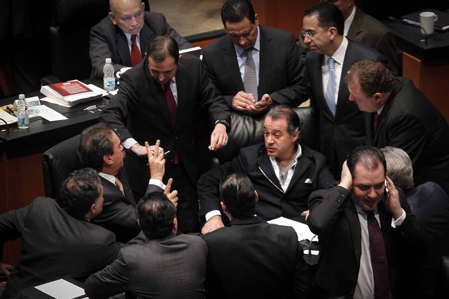 Dialogan.  Los coordinadores de las bancadas del PRI, Emilio Gamboa Patrón y del PAN, Ernesto Cordero, dialogan en la sesión de ayer.