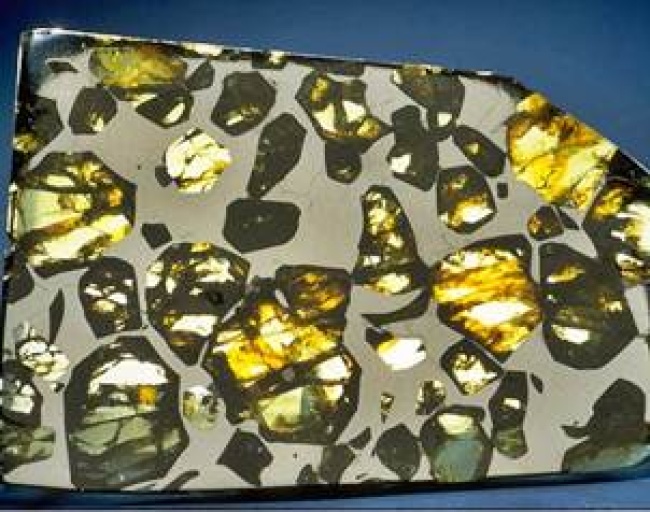 Unos meteoritos cristalinos de color verde oliva se formaron cuando hierro y níquel entraron en contacto durante el choque de dos objetos estelares.