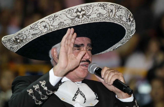 La Cámara de Diputados concedió permiso para que el cantante Vicente Fernández acepte la Condecoración de la Orden de los Libertadores y Libertadoras, en grado de Primera Clase, del gobierno de Venezuela.