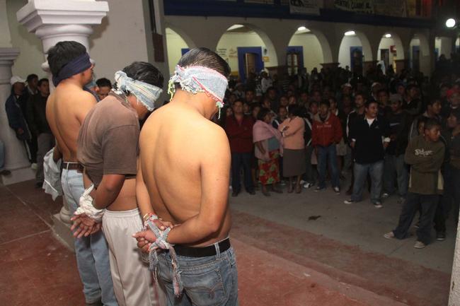 Cinco profesores se encuentran retenidos por habitantes San Pablo Villa de Mitla y son exhibidos en las inmediaciones en el palacio municipal de esta localidad. (Notimex)