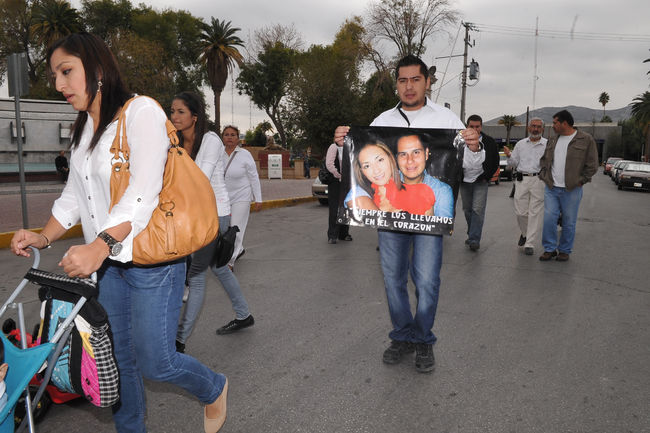 Pide justicia. Alejandro Sanjuán muestra la imagen de sus primos, quienes murieron en el ataque a la quinta Italia Inn en 2010.