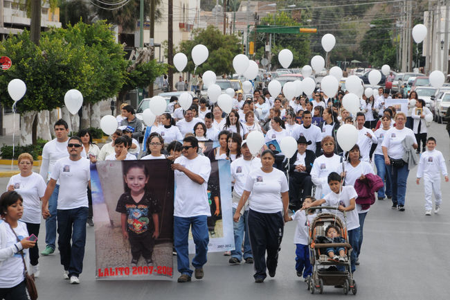 Lo recuerdan. Familiares y amigos del pequeño 'Lalito' encabezaron la marcha de este sábado por la mañana en Torreón, fueron acompañados por familiares de otras víctimas.