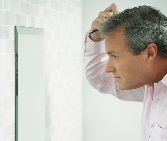 Puede ser interesante probar con algunos trucos a la vez que intentamos prevenir la caída de cabello, gracias a hábitos cotidianos como no peinarse el pelo mojado y hacerlo solo una vez al día, evitando los tirones, además de secarse el cabello con ligeros toques con una toalla y no abusar del champú. INGIMAGE