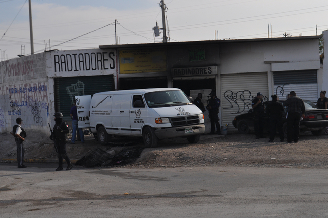 Incendio. Vecinos de la colonia Luis Donaldo Colosio reportaron los disparos y el incendio en el taller.