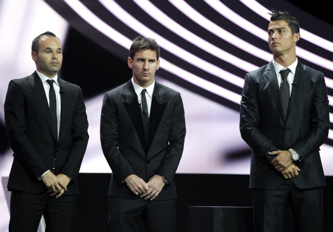 Lionel Messi, Cristiano Ronaldo y Andrés Iniesta  son los tres candidatos al Balón de Oro 2012. (ARCHIVO)