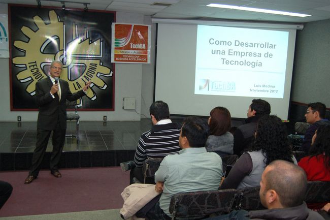 Tecnología. Luis Medina impartió ayer la conferencia ¿Cómo desarrollar una empresa de tecnología? a estudiantes laguneros.